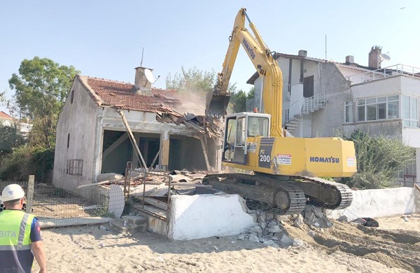 Mimarsinan Mahallesi’ndeki metruk yapı yıkıldı