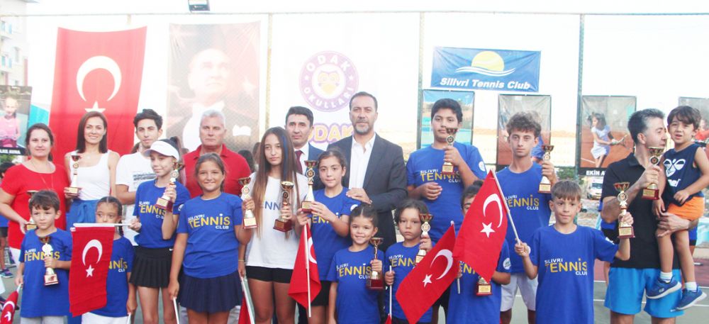 Zafer Kupası Tenis Turnuvası finalistleri ödüllendirildi