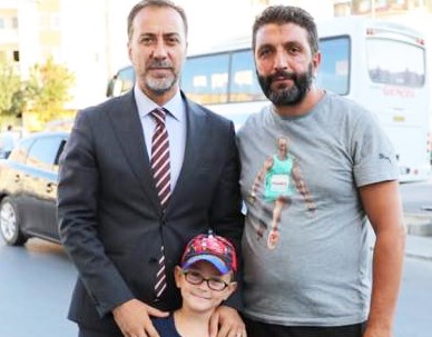 Vatandaşa dokunmayı ihmal etmiyor