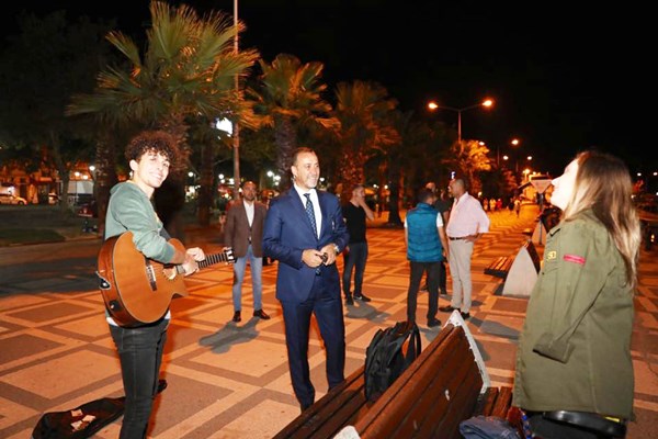 Pazartesinin yorgunluğunu gençler ve vatandaşlarla attı