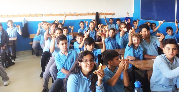 Kardeşleriyle simitlerini paylaşarak “Hoş Geldin” dediler