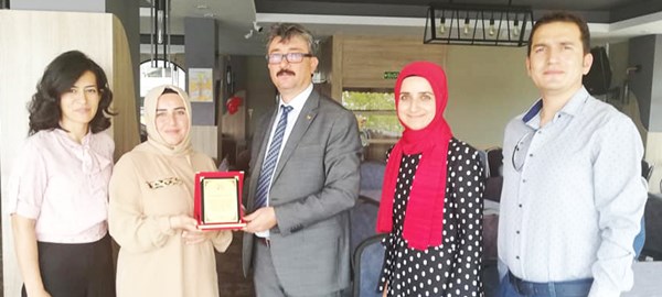Zeliha Arpacık’a teşekkür plaketi