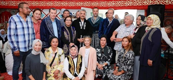 Uygur Türkleri’nin misafiri oldular