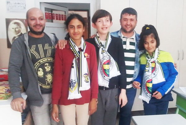 Eren’den öğrencilere Fenerbahçe atkı hediyesi