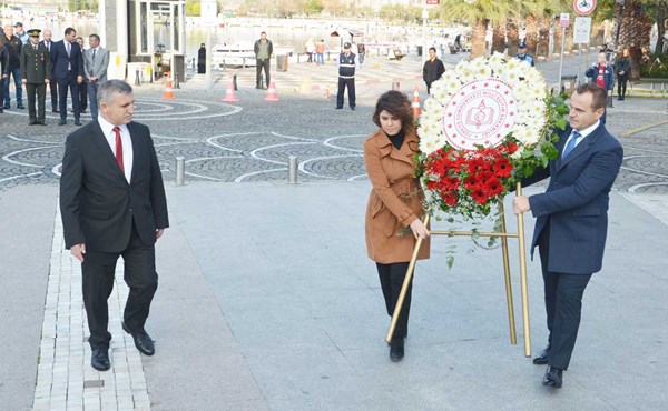 Öğretmenler Atatürk Anıtına çelengini sundu