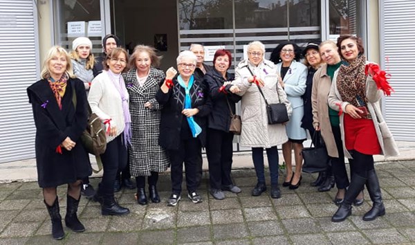 Yasayı kırmızı kurdele takarak protesto ettiler