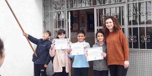 Kitap Kurdu öğrenciler ödüllerini aldı