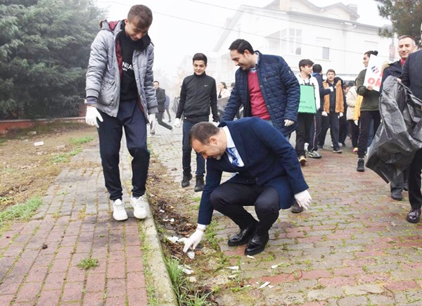 Başkan, öğrencilerle çevre temizliği yaptı