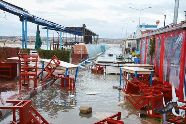 Şiddetli lodos maddi hasara yol açtı