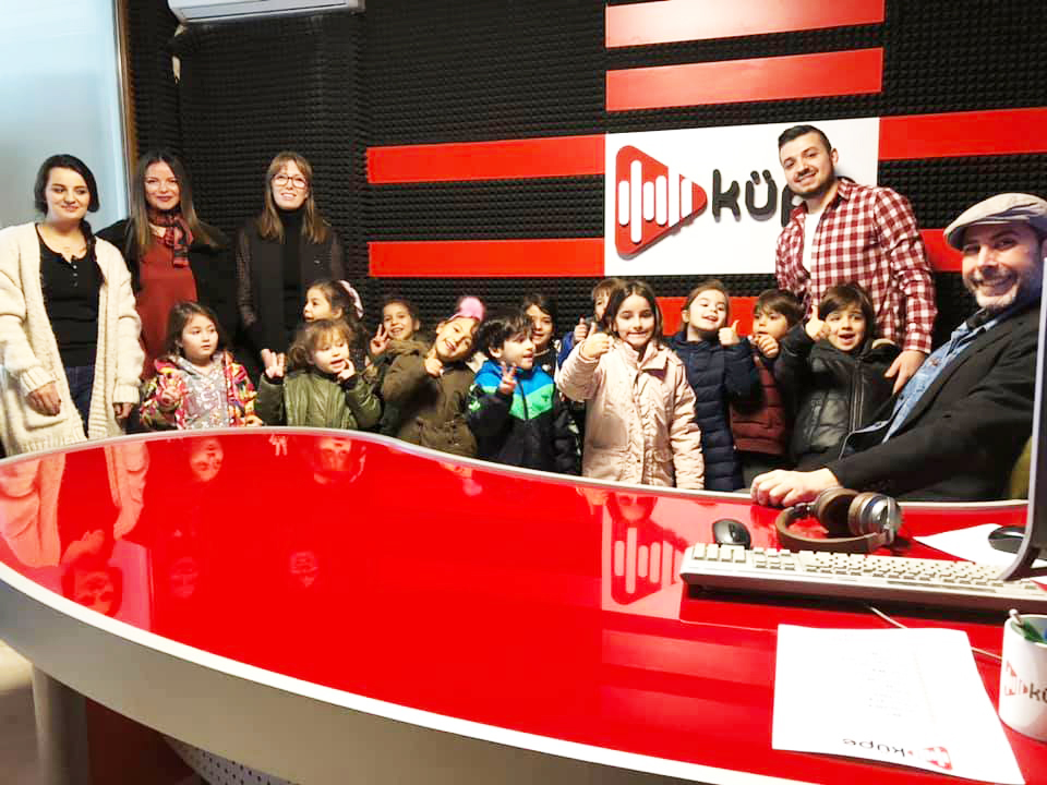 AKD Kids miniklerinden Küpe FM’e kutlama ziyareti