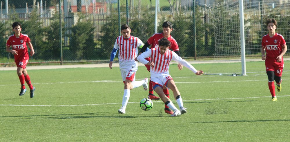 Silivrisporlu gençler işi ilk yarıda bitirdi 6-0