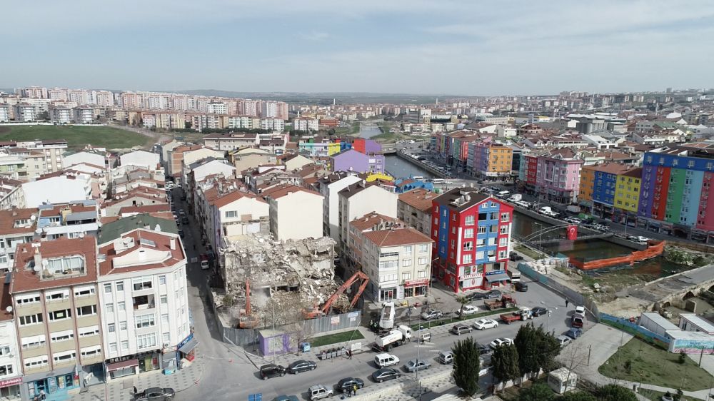 45 yıllık bina kentsel dönüşüm kapsamında yıkıldı