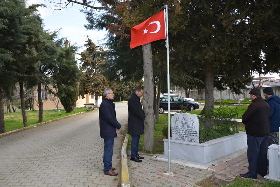 İlçe Müdürü Artar, Silivrili şehitlerimizi kabri başında andı