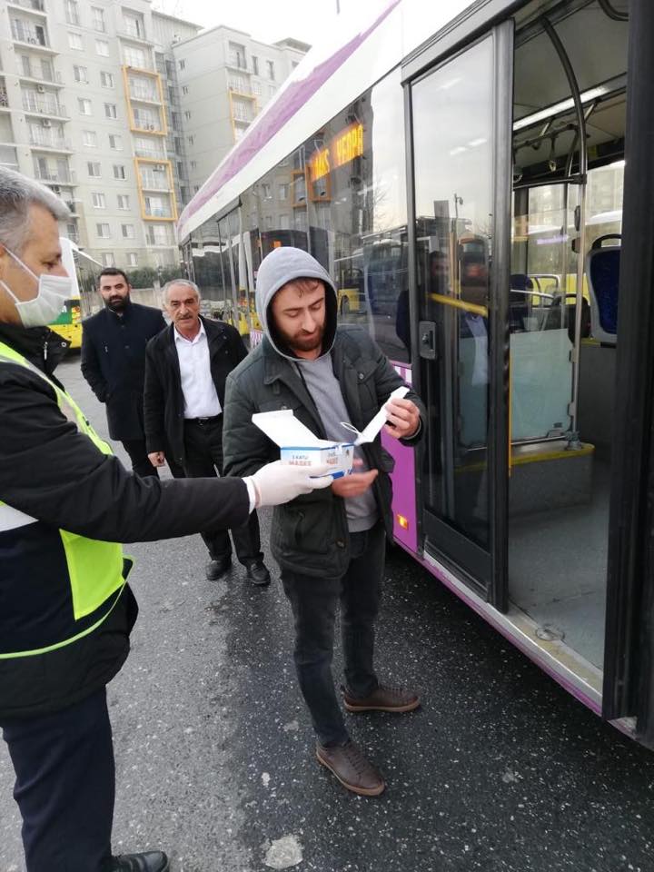 İBB, toplu ulaşımda maske dağıtmaya başladı