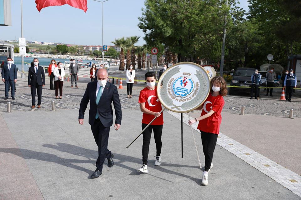 19 Mayıs Atatürk’ü Anma, Gençlik ve Spor Bayramı çelengi sunuldu