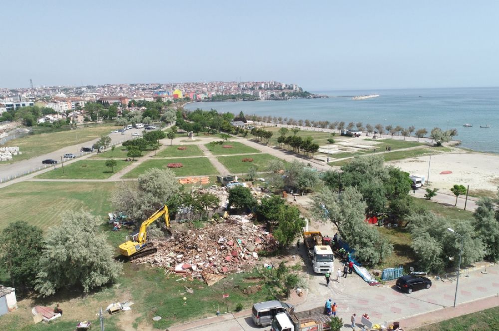 Mimar Sinan Köprüsü alanındaki kaçak yapılar yıkılıyor