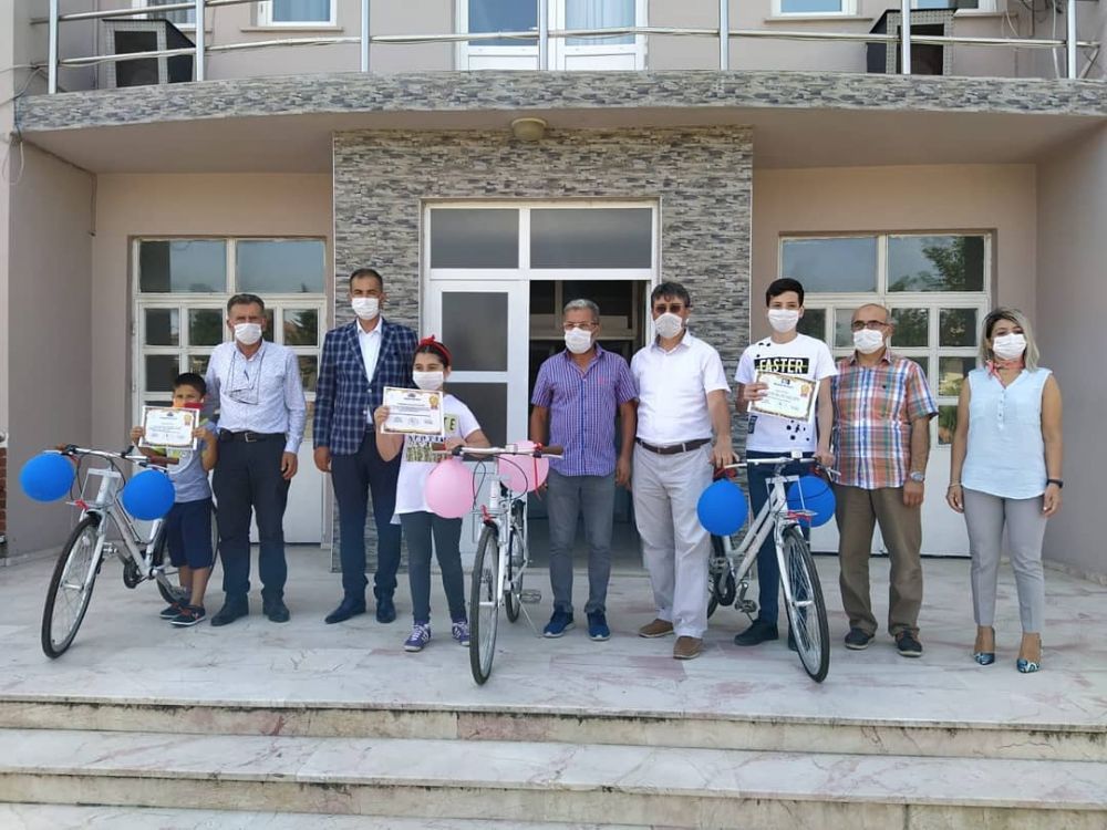 Kadıköy’de başarılı öğrencilere bisiklet hediyesi