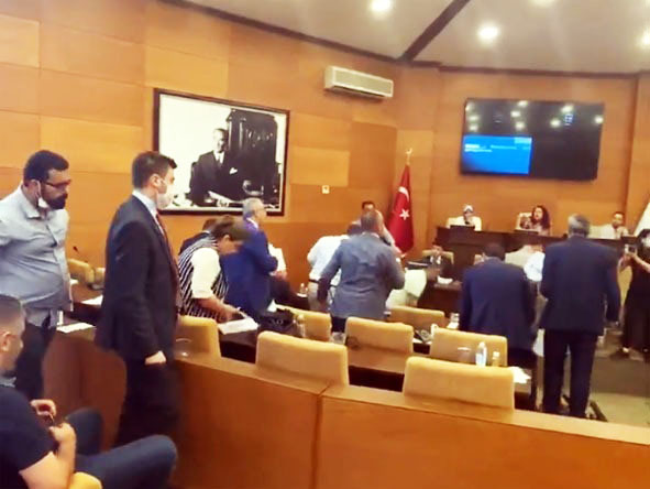 AK Parti'ye kızan CHP meclisi terk etti Yılmaz geri dönmeleri için ikna etti