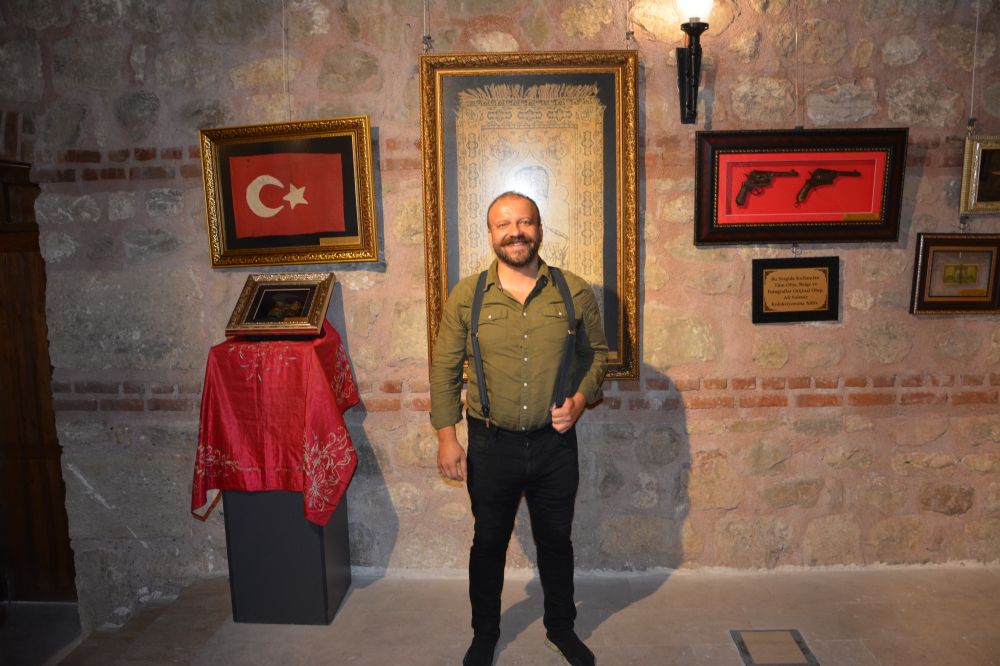 Ali Solmaz koleksiyonun orijinal eserlerini sergiliyor