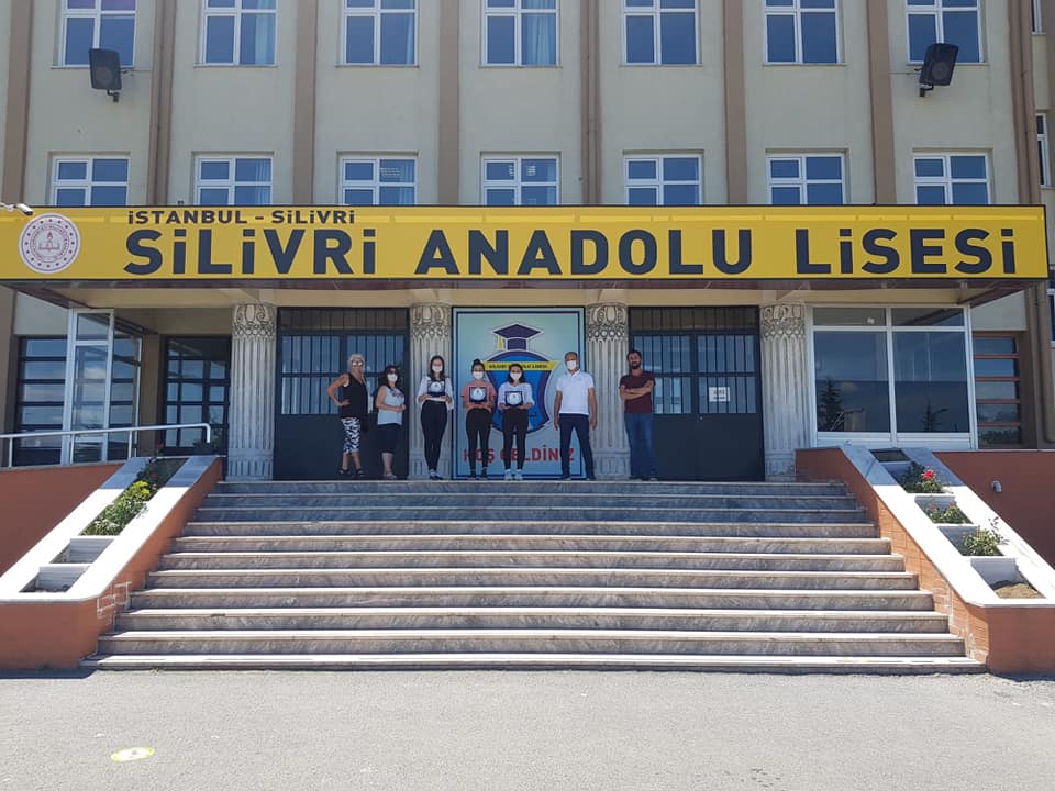 Silivri Anadolu Lisesi en başarılı öğrencilerine plaket sundu
