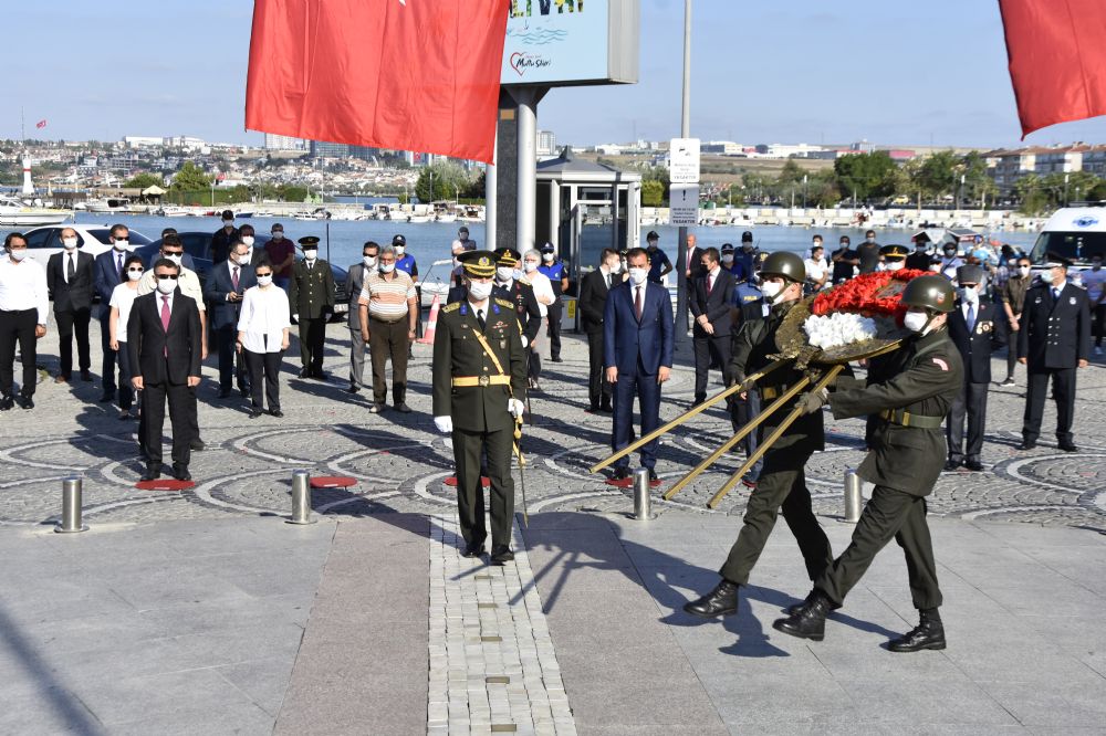 30 Ağustos Zafer Bayramı çelenkleri sunuldu