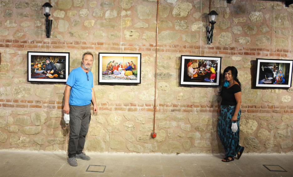 Arif Aktürk, “İnsanlar yaşadıkça” adını verdiği fotoğraf sergisini sanatseverlerle buluşturdu.