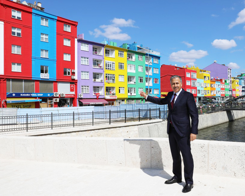 Vali Yerlikaya Silivri’nin renkli evleri ile fotoğraf çektirdi