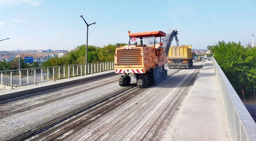 Köprülü kavşakta yol bozukluğu gideriliyor