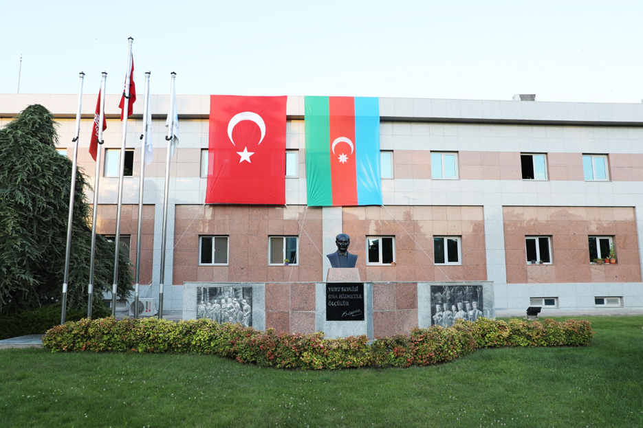 Belediye binasına Türk ve Azerbaycan bayrakları asıldı