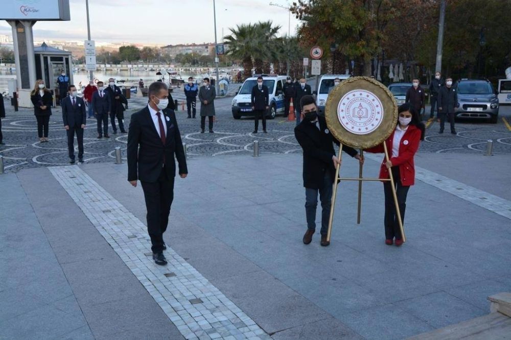 İlçe MEM çelengi Atatürk Anıtı’na sunuldu
