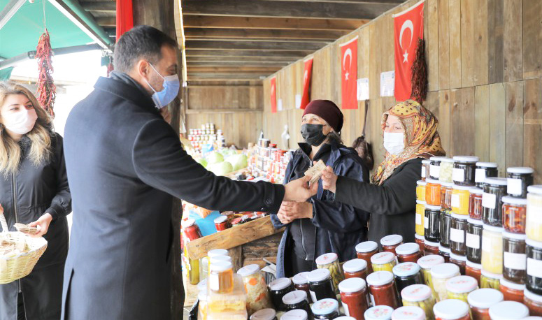 Köy Pazarı esnafına tohum hediyesi