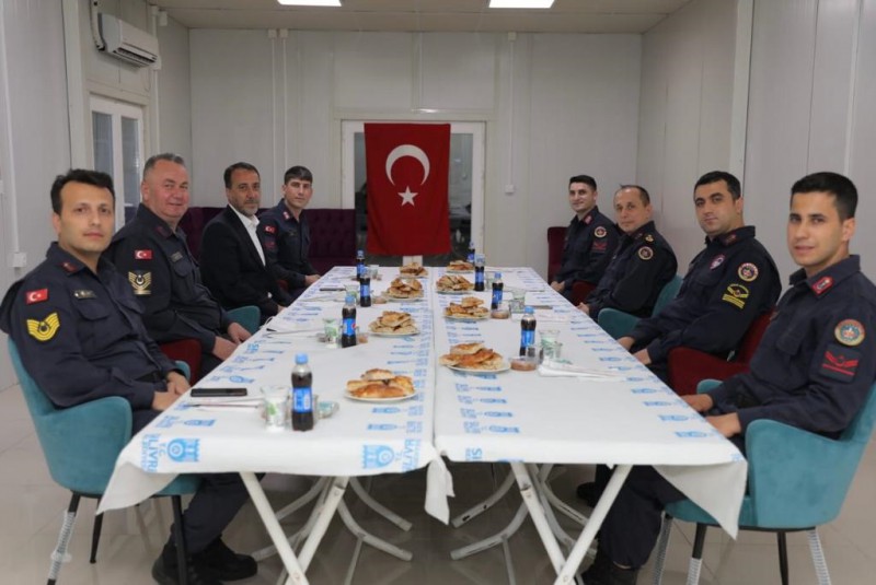 Başkan Yılmaz askerlerle iftar yaptı