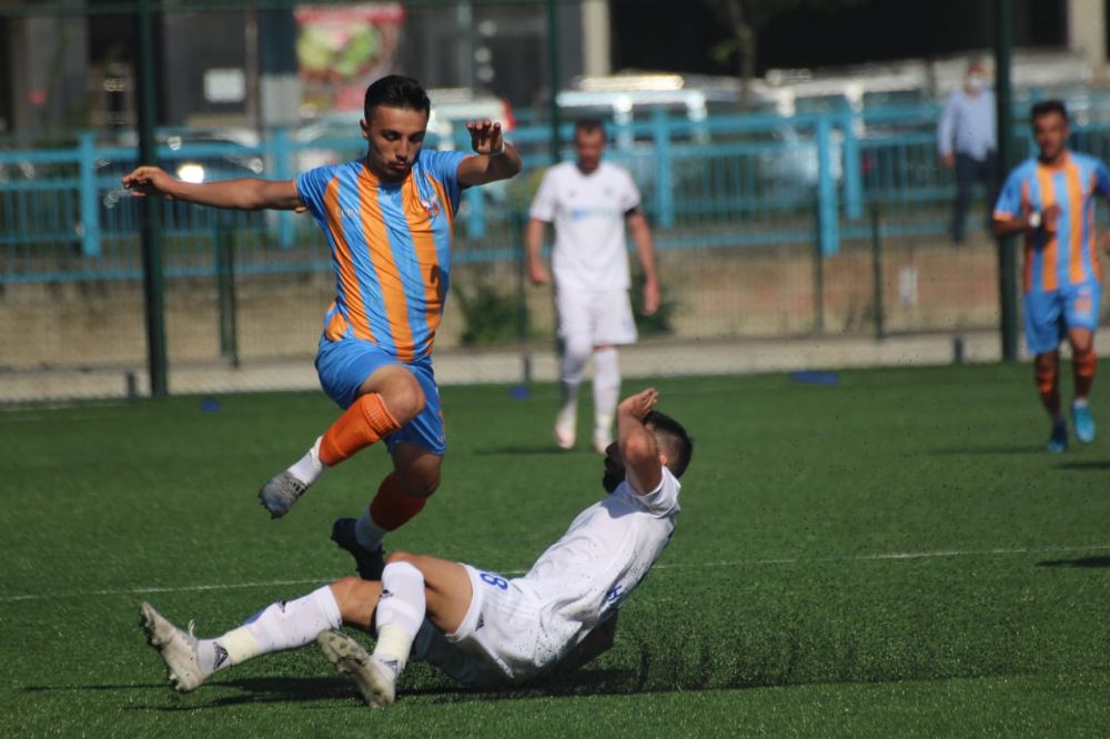 Alibeyköy sahasında bir puanı son dakikada kurtardı 1-1