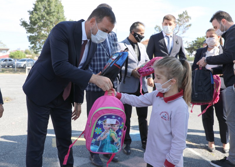 Yeni başlayanların okul çantası Silivri Belediyesinden