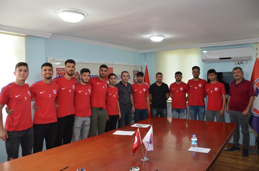 Silivrispor altyapısındaki 12 gencine imza attırdı