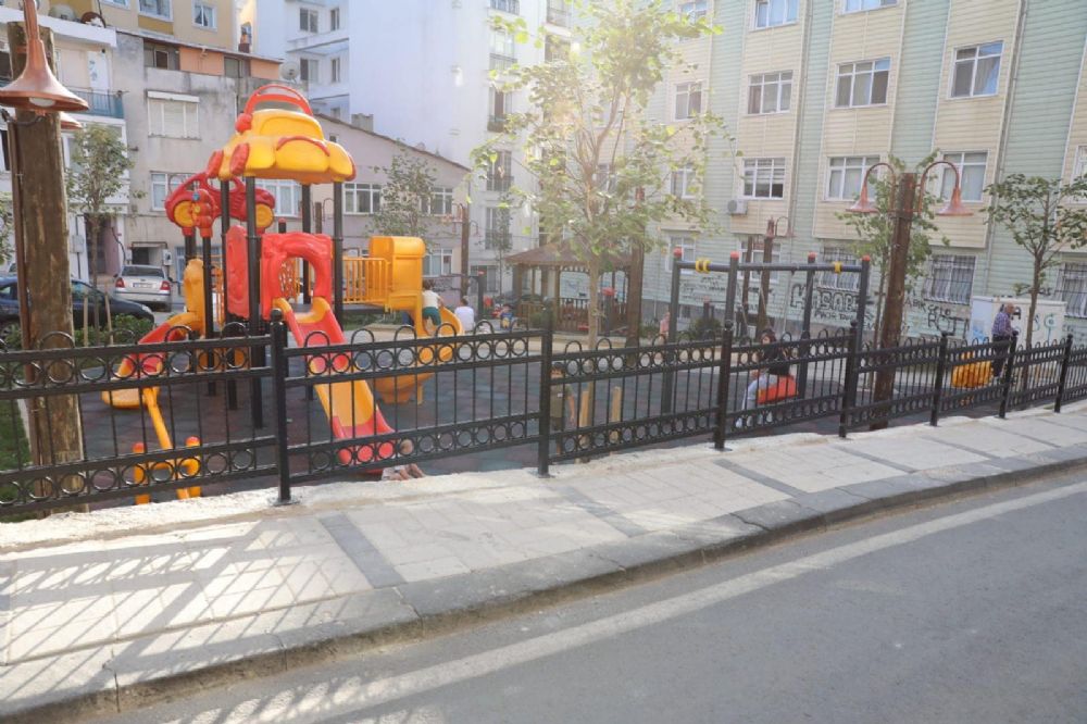 Kavaklıçeşme Sokak parkının çevre düzenlenmesi tamamlandı