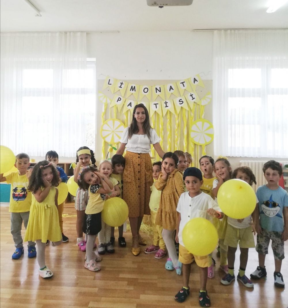 Üstünel miniklerinden limonatalı eğlence