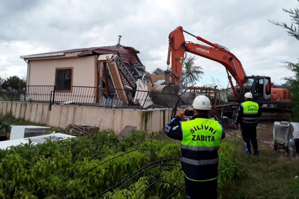 Danamandıra’da kaçak yapılar yıkıldı