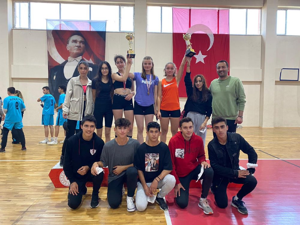 Silivri Anadolu Lisesi gençlerinin Cumhuriyet Koşusu başarısı
