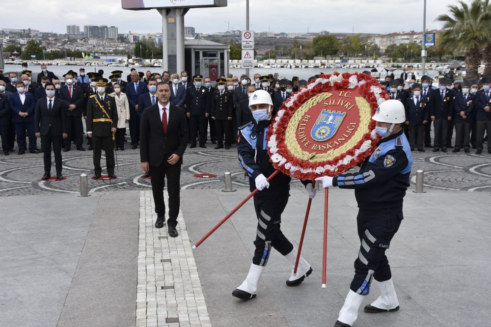 29 Ekim Cumhuriyet Bayramı çelenkleri sunuldu