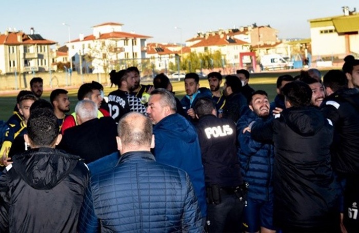 Maçta çıkan kavgada belediye başkan yardımcısı ile kulüp başkanı yaralandı
