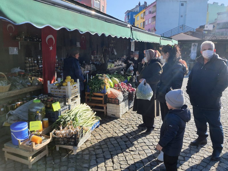 Silivri Köy Pazarı vatandaşı ucuz gıda ile buluşturuyor