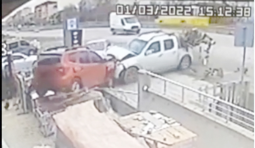 Yol kenarındaki araçlara çarparak durabildi