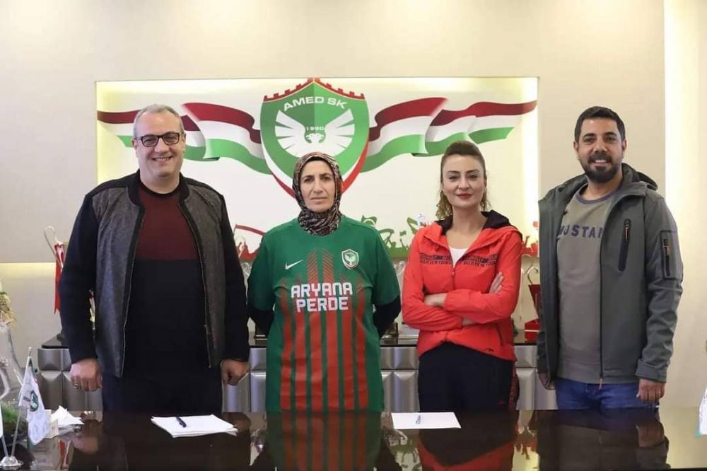 Futbol tutkunu Azize Ay'ın hayali gerçek oldu: Artık Amedspor'lu