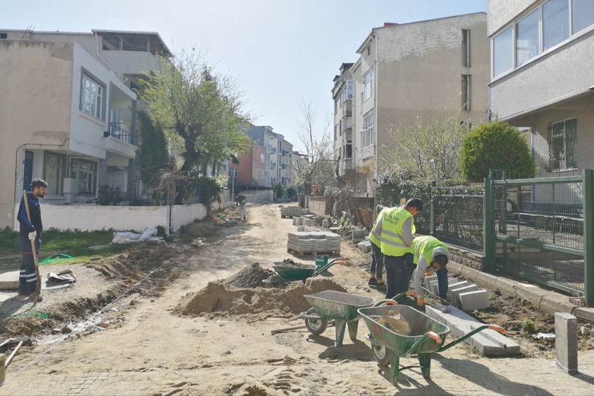 Yol ve kaldırım çalışmaları sürüyor