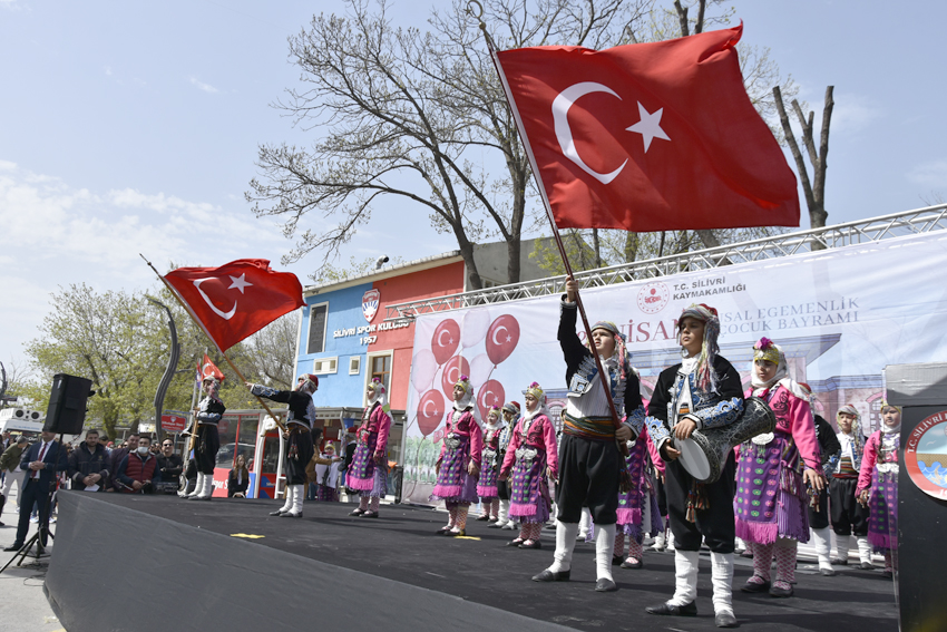 “Yaşasın milli egemenlik, kutlu olsun 23 Nisan”