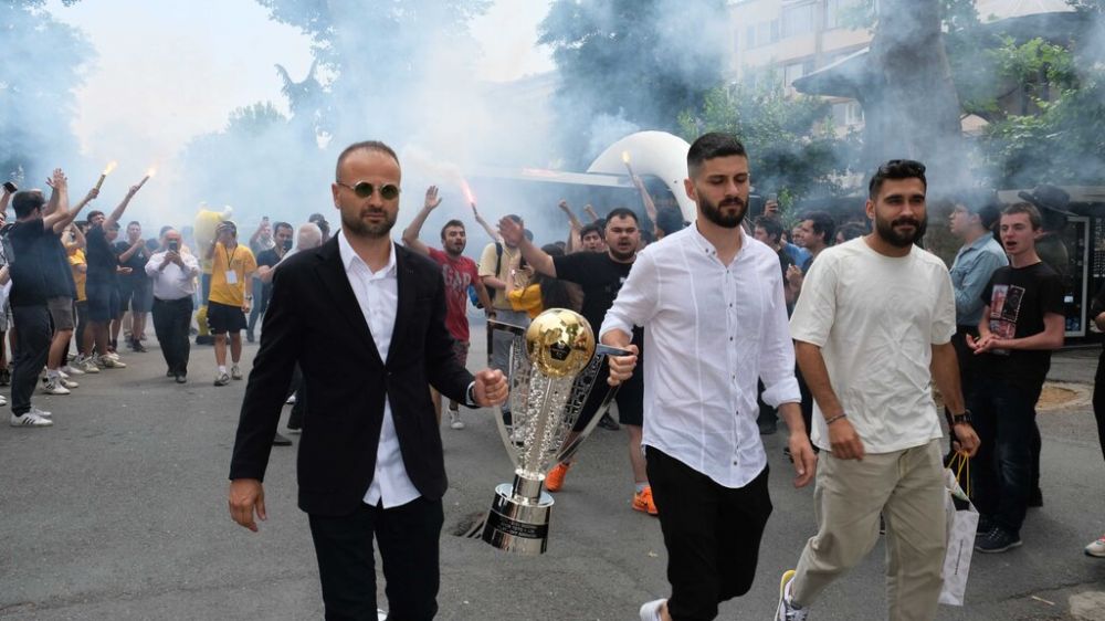 ŞAMPİYON İSTANBULSPOR’UN CAMİASI İSTANBUL ERKEK LİSESİ’NDE BULUŞTU