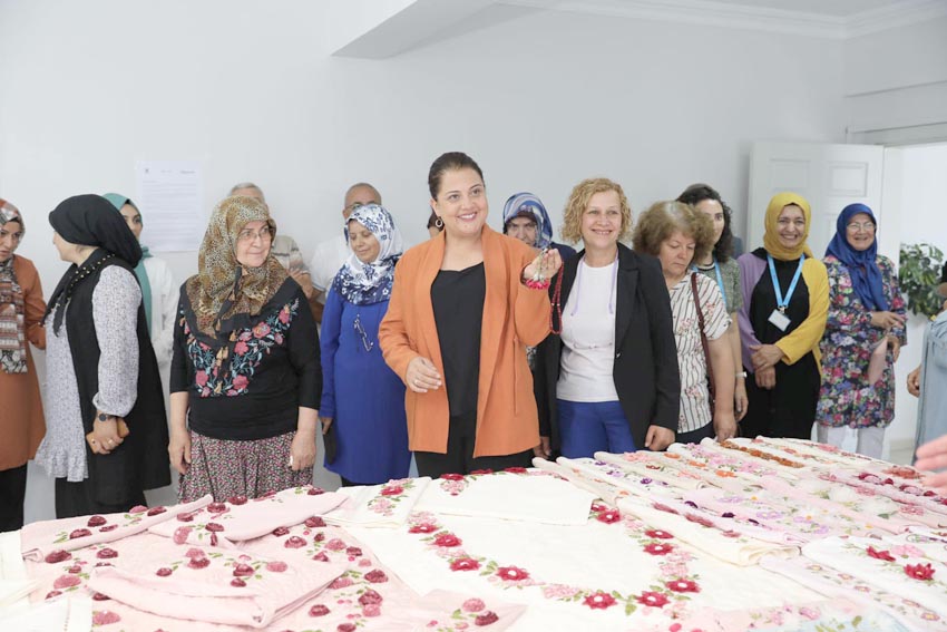 Mahalle Evi kursiyerlerinin emekleri sergilendi