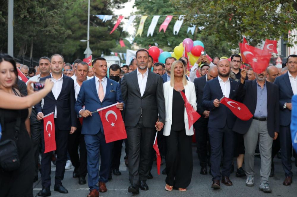 Festival renkli kortejle başladı