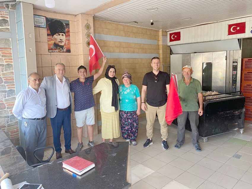 Binlerce Türk Bayrağı hediye ettiler